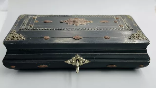 Boîte à gants Napoléon III en bois noirci et ornements de ferronnerie Asie?