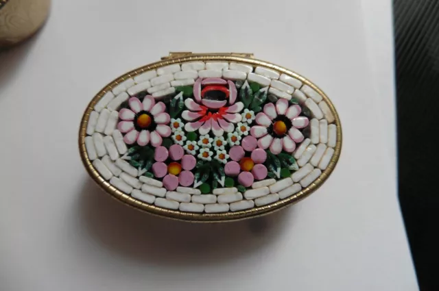 Boite à pilules ancienne dorée ovale micro-mosaique Italie millefiori blanc rose