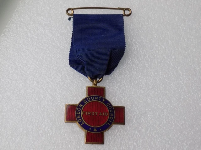 VINTAGE 1929 LONDON COUNTY COUNCIL FIRST AID Enamel Nurses Badge Medal - Named