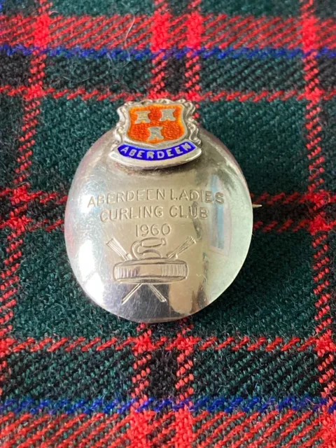 Eine hervorragende Sterlingsilber Aberdeen Damen Curlingclub 1960 Brosche, Curlingstein