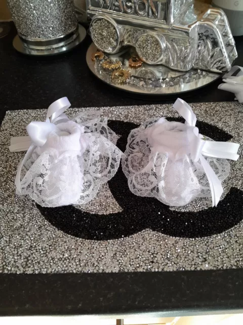 baby girls white  frilly lace ankle socks  satin bows  size 0-3 month