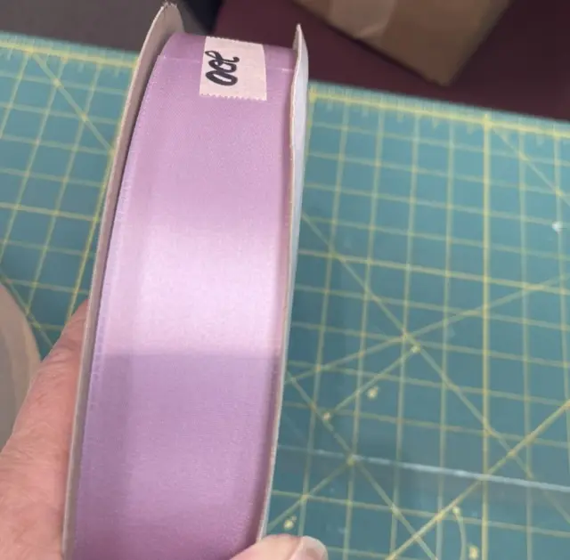 Rollo de cinta de coser artesanal Hubschercorp hágalo usted mismo púrpura satinado 2" W x 200 yardas.