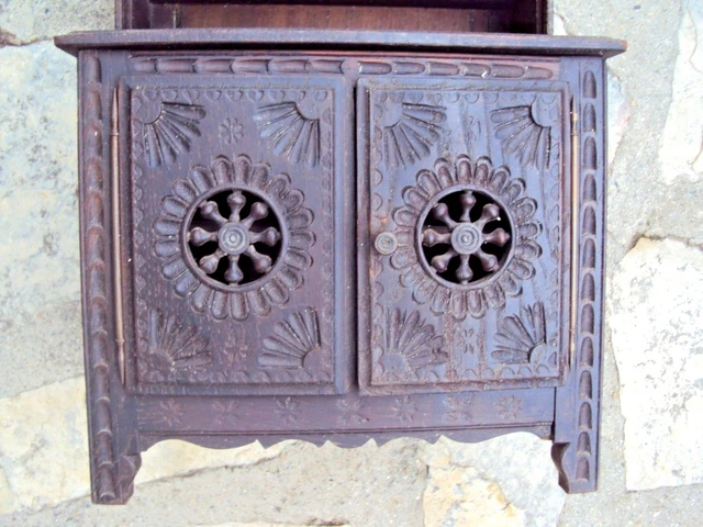 Ancien Meuble De Poupée En Bois Avec Vaisselier Et Dinette En Porcelaine - Jouet D'imitation Vintage