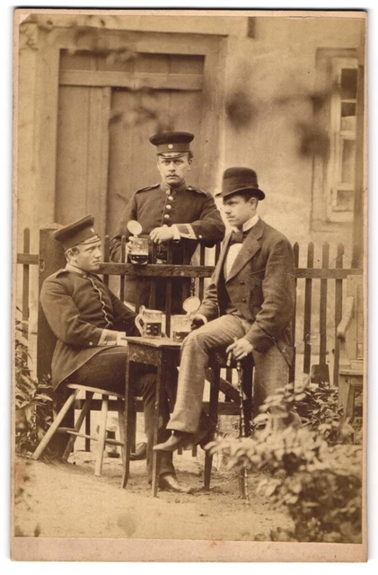 Fotografie unbekannter Fotograf und Ort, Portrait zwei Uffz. in Uniform beim Um