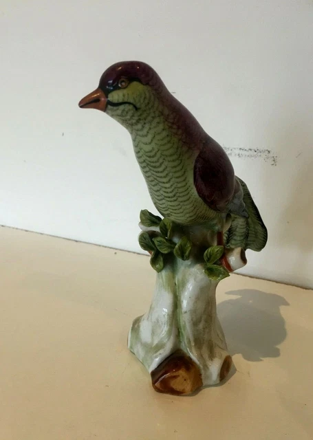 Oiseau en porcelaine polychrome Groupe en porcelaine Porcelaine Allemande saxe