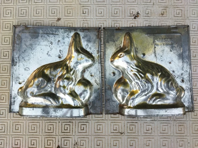 D/ 2 anciens moules à chocolat complet en forme de sabot et bottine D/ 2 anciens moules à chocolat complet en forme de sabot et bottine