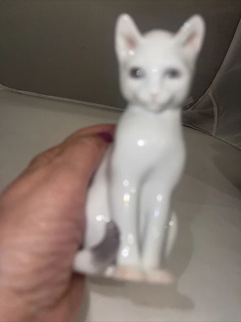 B&G / Bing & Grondahl. Sitting cat, porcelain figurne.
