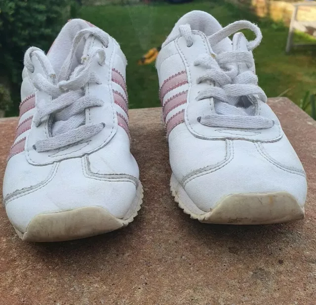 Baskets Adidas filles en blanc avec rose autour du bord. Taille 9 bébé. Porté