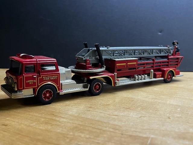 Corgi Classics Red Mack CF Arial Ladder Truck Milwaukee Fire Dept L2
