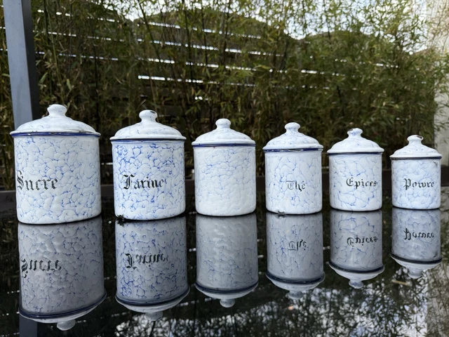 825⚜️ Ancienne Série de 6 Pots à Épices en Tôle Émaillée Couleur Blanc Vintage