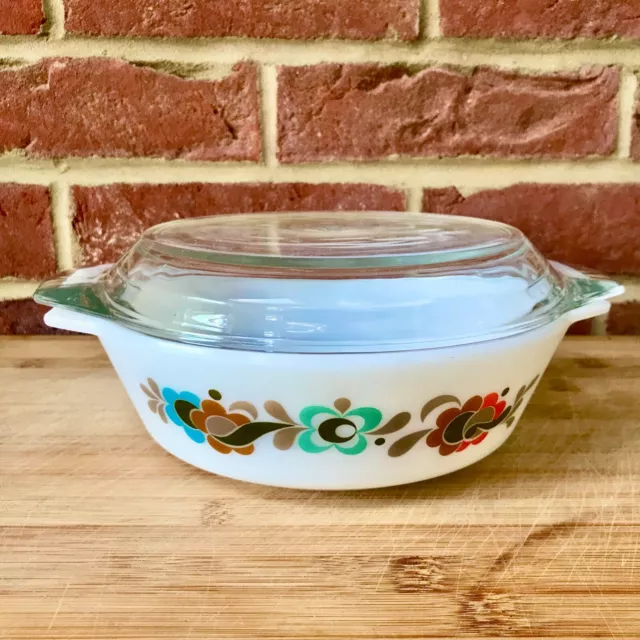 Vintage JAJ Carnaby Tempo casserole. 1.5 pint.