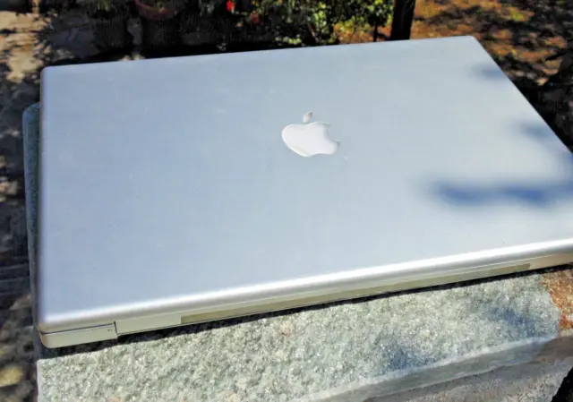 Apple MacBook Pro A1211 - 15" - SSD Intel 256GB - 4GB-RAM - Battery OK - Magsafe