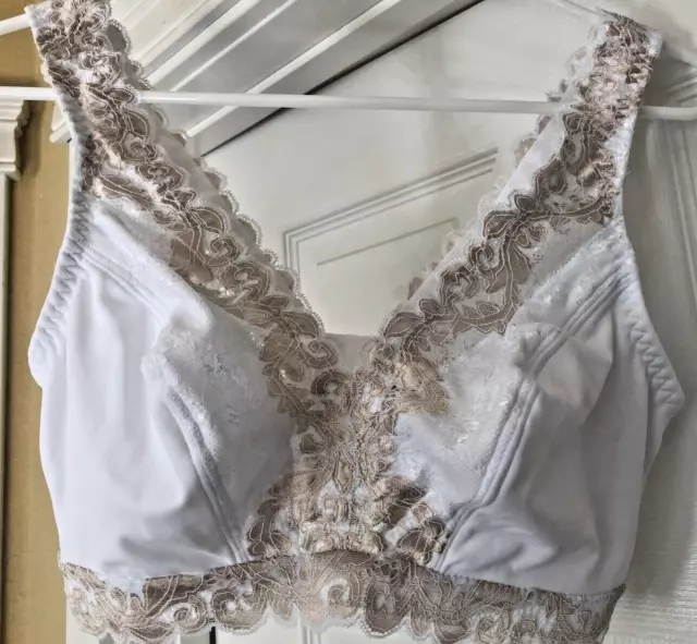 BREEZIES / SOFT Support Wirefree Bra w/Lace /White w/Gold / Size L