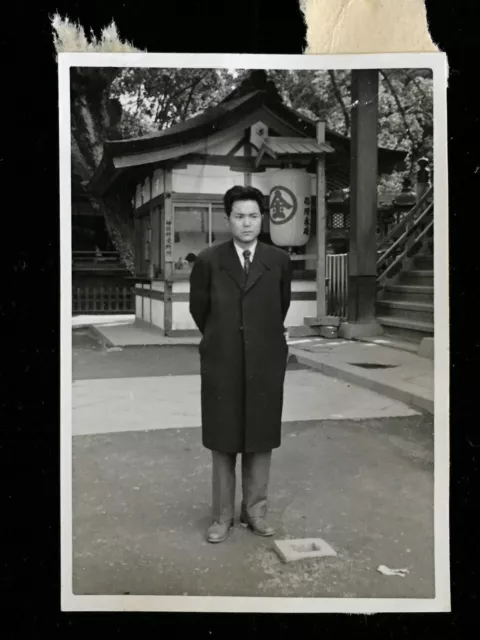 https://www.picclickimg.com/yxsAAOSwtthknQfI/4112-Japanese-Vintage-Photo-1940s-Man-building.webp