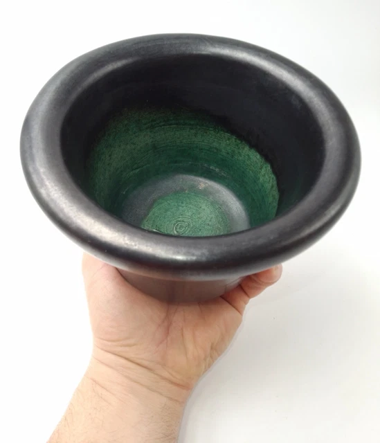 Cache-pot en céramique émaillée noire intérieur vert signé Georges Jouve 1950