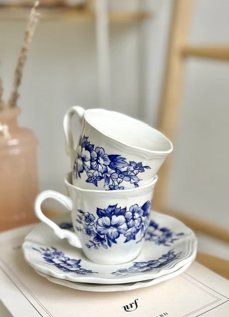 Ensemble de deux tasses Sarreguemines avec leurs soucoupes décor bleu fleurs