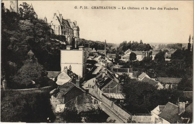 CPA Châteaudun, Rue d´Orléans animée avec bâtiments et