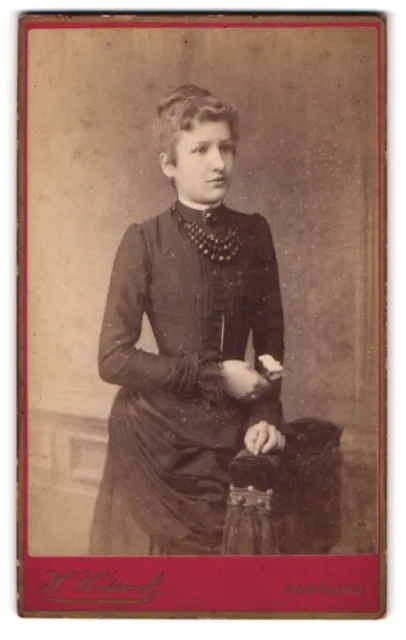 Fotografie H. Wittrock, Hamburg-St. Pauli, Junge Dame im Kleid mit Halskette