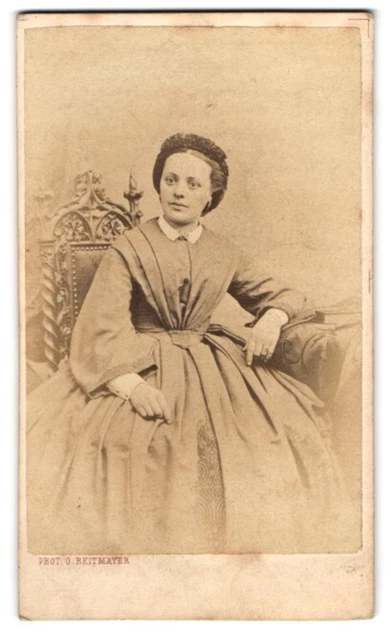 Fotografie Otto Reitmayer, München, hübsche junge Dame im Biedermeierkleid