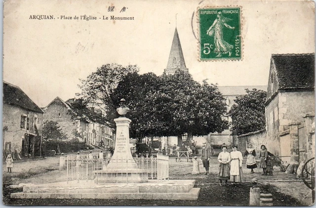 58 ARQUIAN - la place de l'eglise, le monument
