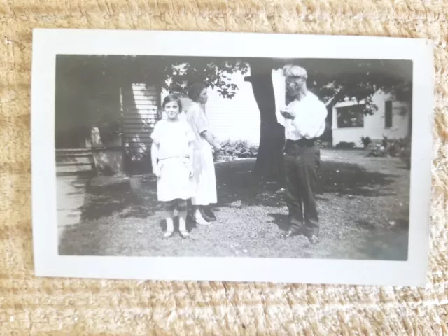 GIRL WITH PARENTS,FLINT,MICHIGAN,1920.VTG 4.5" x 2.8" PHOTO*SP7