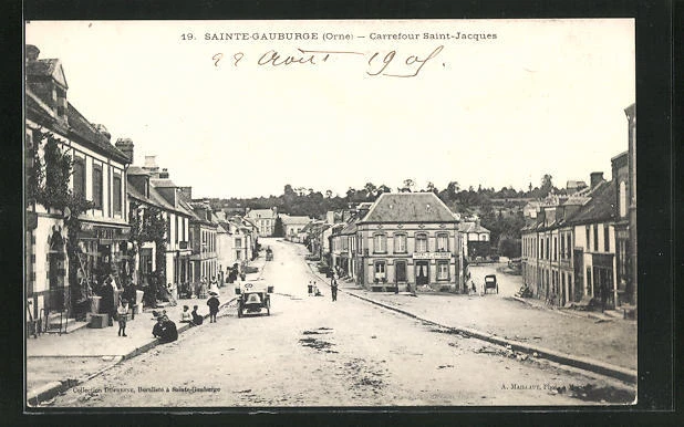 CPA Sainte-Gauburge, Carrefour Saint-Jacques, vue de la rue