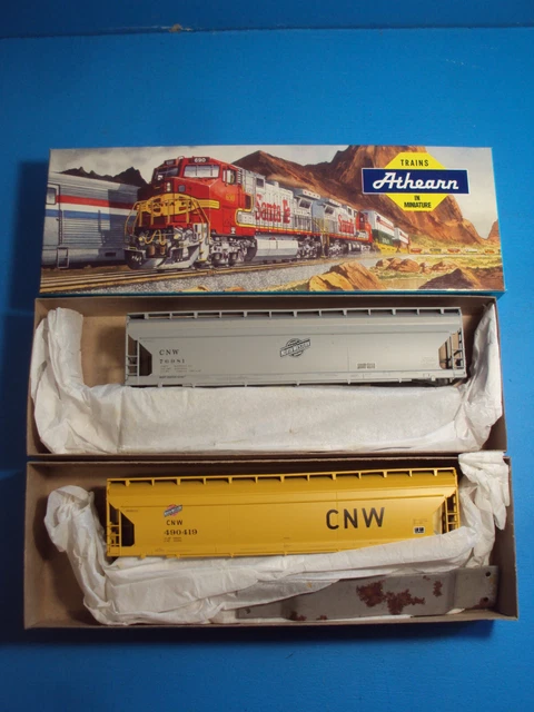 Two Athearn HO Chicago North Western Centerflow Hoppers * CNW