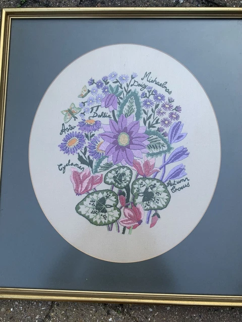 ¿Vintage mediados de siglo? Cuadro bordado a mano con nombre flores marco dorado 50x55 cm