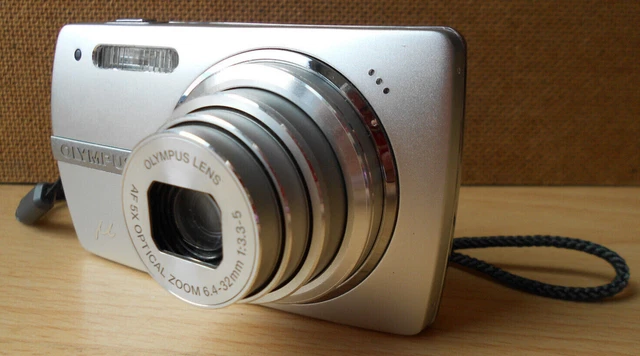 OLYMPUS Stylus u820 Digital Compact Waterproof Camera with Charger & Case