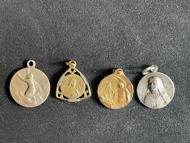 ONE LOT OF VINTAGE RELIGIOUS MEDALS *** LOT D'ANCIENNES MÉDAILLES RELIGIEUSES ONE LOT OF VINTAGE RELIGIOUS MEDALS *** LOT D'ANCIENNES MÉDAILLES RELIGIEUSES