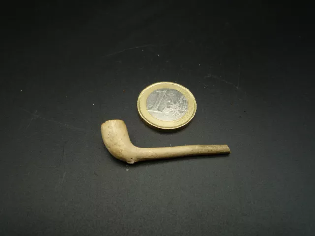 ancienne pipe en terre de poupée objet du tabac insolite de curiosité de vitrine
