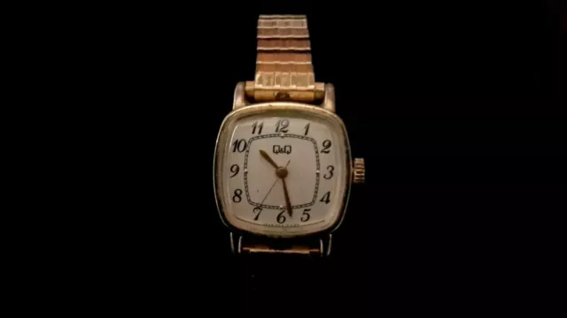 Vintage Q & Q AUTOMATIC WOMAN'S WATCH