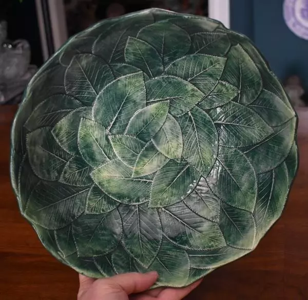 Gorgeous Ceramiche Leonardo Italian Pottery Majolica 3-D Leaf Motif Fruit Bowl