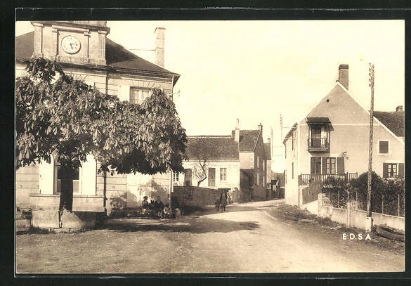 CPA Brèves, La Mairie et la Grande Rue, vue de la rue avec Hôtel de Ville 1954