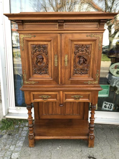 Nussbaum Stollenschrank Vertiko Historismus Gründerzeit mit Figuren Medallions