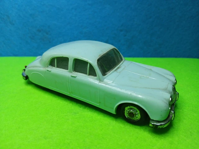 Miniature Norev 1/43 Jaguar 2L 400, 1972, Blanc - Ancienne, Pour Pièces Ou Restauration