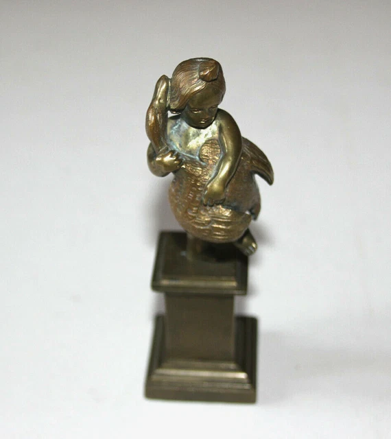 Statuette en bronze sur socle : enfant avec cygne. XIXe siècle