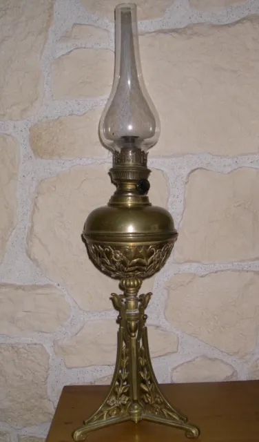 Lampe à pétrole XIXe tripode en bronze marque anglaise Hinks