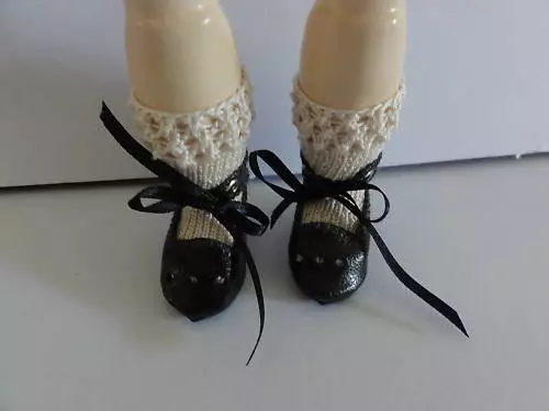 CHAUSSURES en CUIR pour POUPEE BLEUETTE (4 cm) Modèle "Julie" à trous - BRAVOT