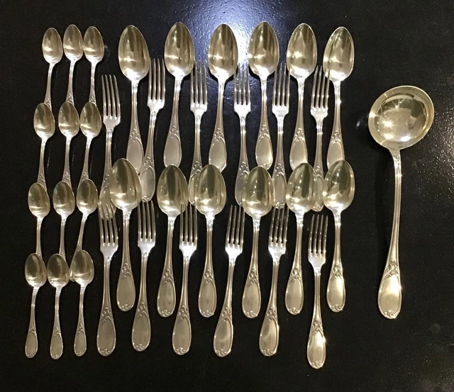 Ménagère de 37 pièces, modèle Louis XVI, métal argenté, excellent état.
