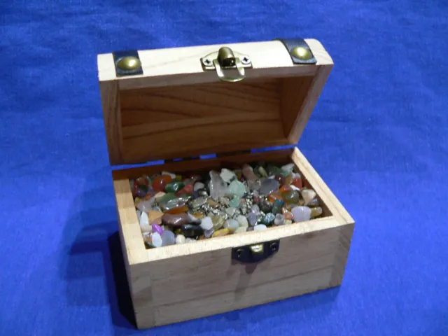 Schatzkiste gefüllt mit schönen bunten Steinen,Kistengröße,9,8,6,5x6,8cm.