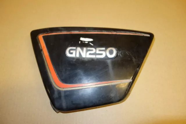Pannello laterale Suzuki GN 250 GN250 LH DANNEGGIATO