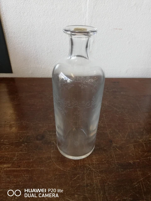 Bouteille a eau ou carafe dans bouchon en cristal de Baccarat
