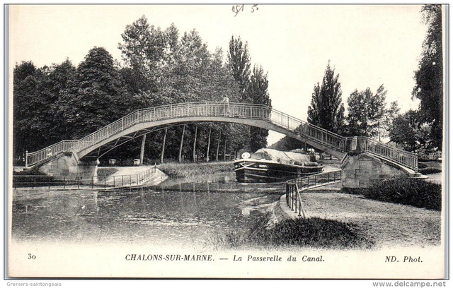 51 CHALONS SUR MARNE - la passerelle du canal (peniche)