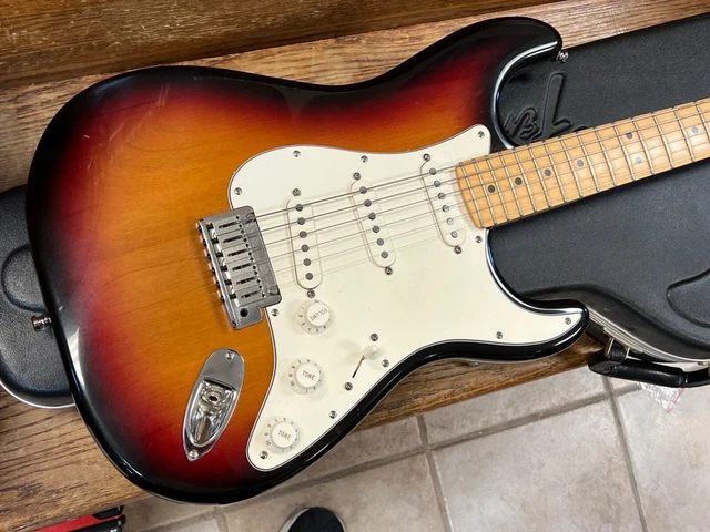 2001 Fender American Standard Stratocaster Maple Neck 3 Tone Sunburst 2001 Fender American Standard Stratocaster Maple Neck 3 Tone Sunburst
