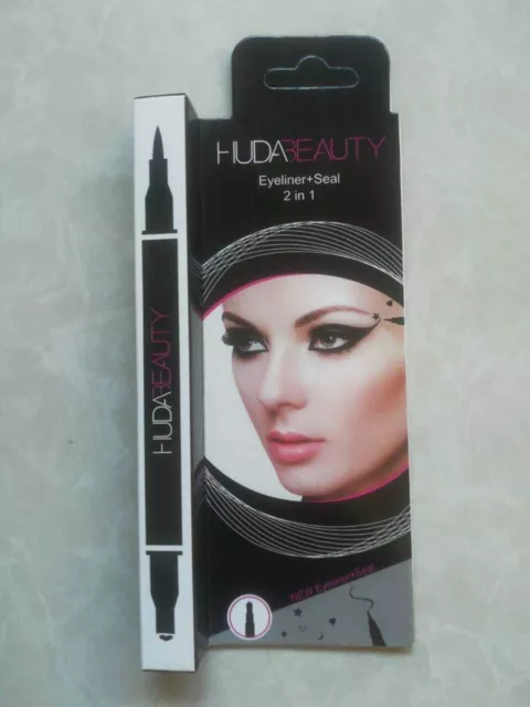 Delineador de ojos líquido Huda Beautys + sello 2 en 1 color negro para mujer 2