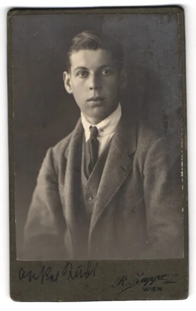 Fotografie R. Zappe, Wien, Favoritenstr. 81, Junger Herr im Anzug mit Krawatte