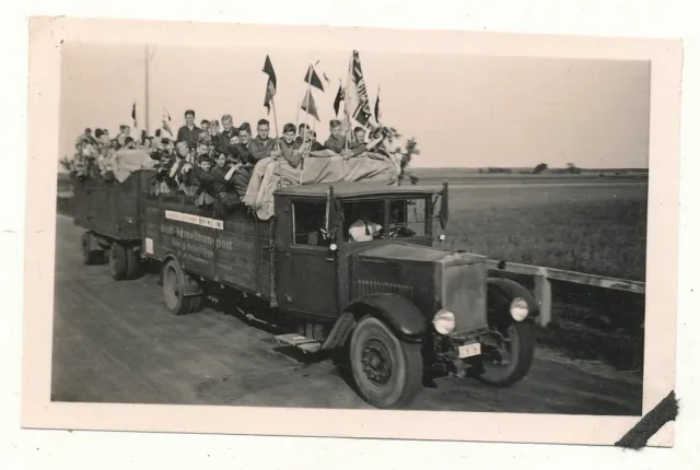 Foto - Jungen mit Fahnen auf LKW - um 1930