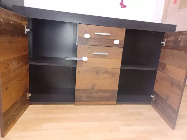 Schrank mit mehreren Regalen