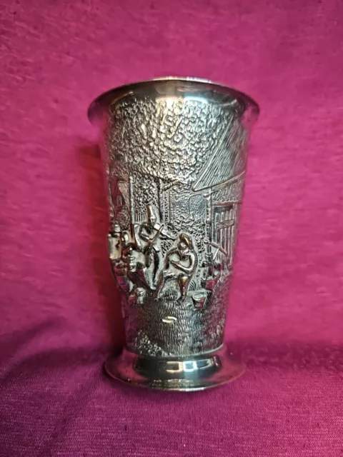 Silberner Becher mit Bauernszene, Storyteller, vintage,  Repousse, JKS Denmark